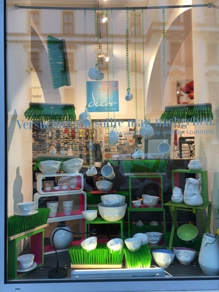 schaufenster_geschirr_gruen
