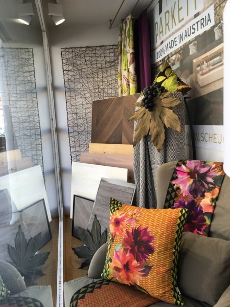 schaufenster_grau_blumen