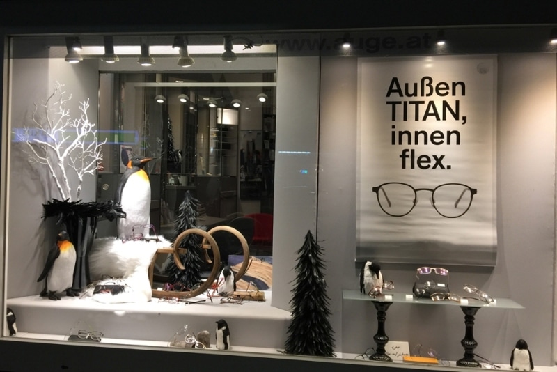 auslage_pinguine_schlitten_optiker