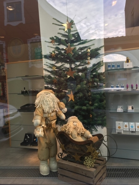 auslage_weihnachtsmänner